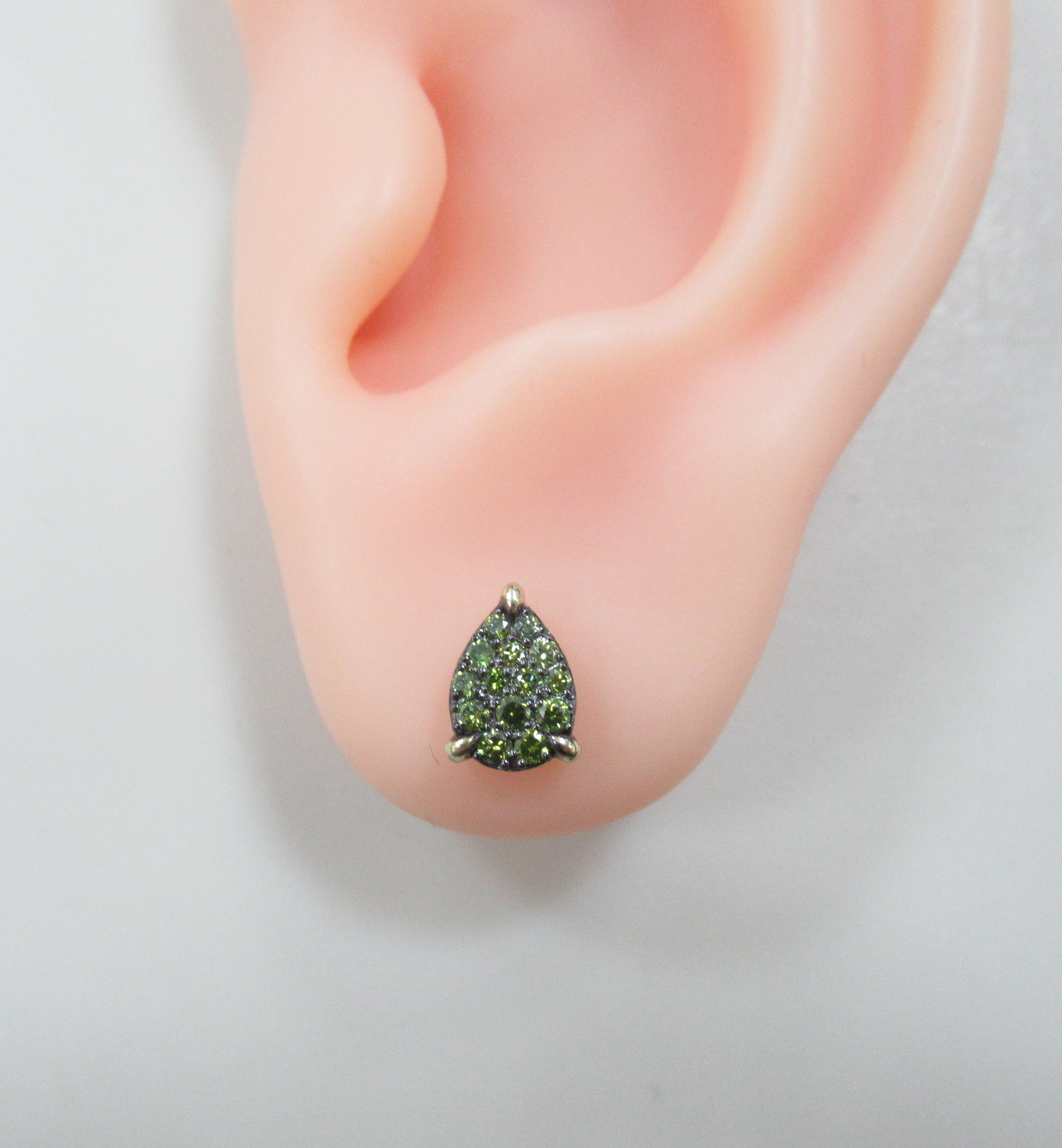 Серьги-пусеты из желтого золота с зелеными бриллиантами